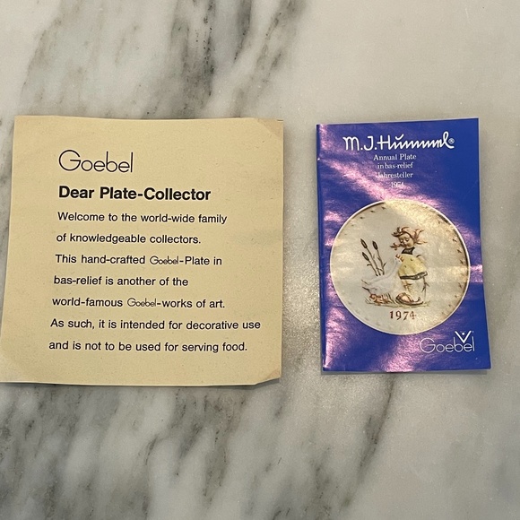 VINTAGE M.J. HUMMEL PLATE 1979 - "Singing Lesson" - Picture 13 of 15